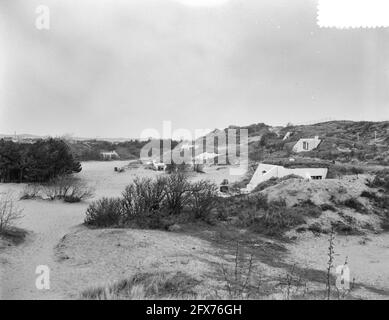 In den Zandvoort Dünen werden die noch existierenden Atlantikwall Bunker nun als Sommer- oder Wochenendunterkunft bewohnt., 5. Mai 1955, Bunker, Dünen, Gebäude, Ferienhäuser, Niederlande, Foto der Presseagentur des 20. Jahrhunderts, Nachrichten zum erinnern, Dokumentarfilm, historische Fotografie 1945-1990, visuelle Geschichten, Menschliche Geschichte des zwanzigsten Jahrhunderts, Momente in der Zeit festzuhalten Stockfoto