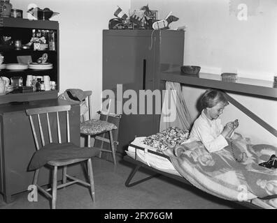 In den Dünen von Zandvoort werden die noch vorhandenen Bunker der Atlantikmauer nun als Sommer- oder Wochenendunterkunft bewohnt. Kinderzimmer, 5. Mai 1955, Bunker, Dünen, Gebäude, Schlafzimmer, Ferienhäuser, Niederlande, Presseagentur des 20. Jahrhunderts, News to remember, Dokumentarfilm, historische Fotografie 1945-1990, visuelle Geschichten, Menschliche Geschichte des zwanzigsten Jahrhunderts, Momente in der Zeit festzuhalten Stockfoto