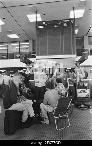 Aktionen Fluglotsen in Schiphol; Passagiere, die unter einer fast leeren Abflugzeit warten, 24. Mai 1985, AKTIONEN, PASSAGIERE, Fluglotsen, Niederlande, Foto der Presseagentur des 20. Jahrhunderts, zu erinnerende Nachrichten, Dokumentarfilm, historische Fotografie 1945-1990, visuelle Geschichten, Menschliche Geschichte des zwanzigsten Jahrhunderts, Momente in der Zeit festzuhalten Stockfoto