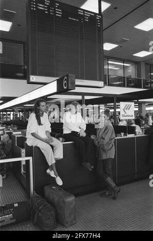 Aktionen Fluglotsen in Schiphol; wartende Passagiere unter einem fast leeren Abflugbrett, 24. Mai 1985, AKTIONEN, PASSAGIERE, Fluglotsen, Niederlande, Foto der Presseagentur des 20. Jahrhunderts, zu erinnerende Nachrichten, Dokumentarfilm, historische Fotografie 1945-1990, visuelle Geschichten, Menschliche Geschichte des zwanzigsten Jahrhunderts, Momente in der Zeit festzuhalten Stockfoto