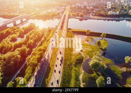 Autos Verkehr auf Brücke über den Fluss, Luftaufnahme. Draufsicht auf die Brücke über den Fluss Sosch in Gomel, Weißrussland Stockfoto