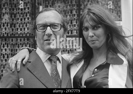 Schauspielerin Caroline Munro in Amsterdam nach der Premiere von The Golden Voyage of Sinbad, Caroline Munro (r) mit Produzent Charles H. Schneer, 30. Juli 1974, Schauspielerinnen, Regisseure, Filmstars, Porträts, Niederlande, Presseagentur des 20. Jahrhunderts, Foto, Nachrichten zu erinnern, Dokumentarfilm, historische Fotografie 1945-1990, visuelle Geschichten, Menschliche Geschichte des zwanzigsten Jahrhunderts, Momente in der Zeit festzuhalten Stockfoto