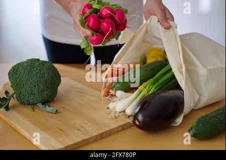 Mittelteil der Frau, die gesundes Gemüse in einer nachhaltigen Tasche hält Stockfoto