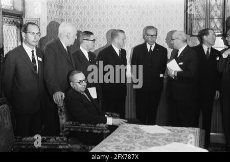 In Ridderzaal wurde der zweite Internationale Kongress für Europarecht in Den Haag eröffnet. Zweiter von rechts Professor Samkalden, 24. Oktober 1963, Kongresse, Niederlande, Foto der Presseagentur des 20. Jahrhunderts, News to remember, Dokumentarfilm, historische Fotografie 1945-1990, visuelle Geschichten, Menschliche Geschichte des zwanzigsten Jahrhunderts, Momente in der Zeit festzuhalten Stockfoto