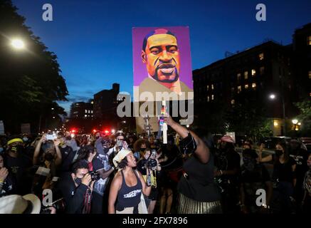 (210526) -- WASHINGTON, D.C., 26. Mai 2021 (Xinhua) -- Menschen nehmen an einer Kundgebung Teil, um den einjährigen Todestag von George Floyd in New York, den Vereinigten Staaten, am 25. Mai 2021 zu begehen. (Xinhua/Wang Ying) Quelle: Wang Ying/Xinhua/Alamy Live News Stockfoto