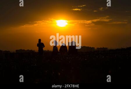 Toronto, Kanada. Mai 2021. Am 25. Mai 2021 beobachten die Menschen in einem Park in Toronto, Kanada, den Sonnenuntergang. Quelle: Zou Zheng/Xinhua/Alamy Live News Stockfoto