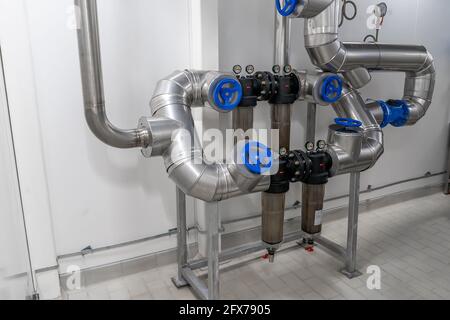 Industrielle Schieber und Filter aus der Nähe in der Lebensmittelindustrie. Stockfoto