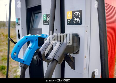 Typen von EV-Ladegeräten in der EV-Ladestation im Fokus. AC EV-Ladegerät. Schnelles Aufladen des EV in der Station. Alternative Energie. Ladestation für Elektroautos. H Stockfoto