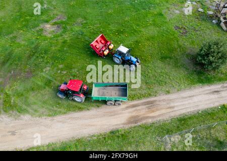 Zwei Traktoren im Hof von oben. Stockfoto