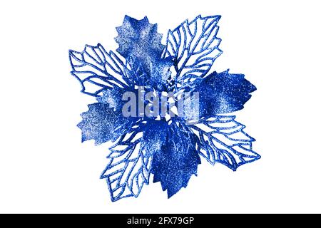 Blaue Blume auf weißem Hintergrund isoliert Nahaufnahme, schöne dunkelblaue Metallblume, glänzend metallische Blätter, Blumenmuster, Weihnachtsbaum Dekoration Stockfoto