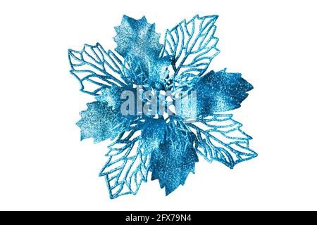 Blaue Blume auf weißem Hintergrund isoliert Nahaufnahme, schöne hellblaue Metallblume, glänzend metallische Blätter, Blumenmuster, Weihnachtsbaum Dekoration Stockfoto