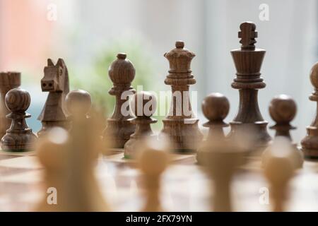 Schachfiguren, die auf dem Schachbrett für das Spiel angeordnet sind Stockfoto