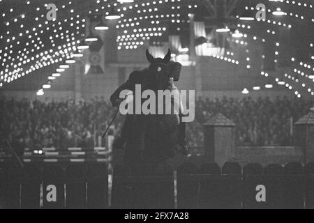 Indoor Concours Hippique im RAI-Gebäude in Amsterdam, 19. November 1960, CONCOURSEN, Buildings, Niederlande, 20. Jahrhundert Presseagentur Foto, Nachrichten zu erinnern, Dokumentarfilm, historische Fotografie 1945-1990, visuelle Geschichten, Menschliche Geschichte des zwanzigsten Jahrhunderts, Momente in der Zeit festzuhalten Stockfoto