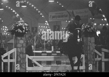 Indoor Concours Hippique im RAI-Gebäude in Amsterdam, 19. November 1960, CONCOURSEN, Buildings, Niederlande, 20. Jahrhundert Presseagentur Foto, Nachrichten zu erinnern, Dokumentarfilm, historische Fotografie 1945-1990, visuelle Geschichten, Menschliche Geschichte des zwanzigsten Jahrhunderts, Momente in der Zeit festzuhalten Stockfoto