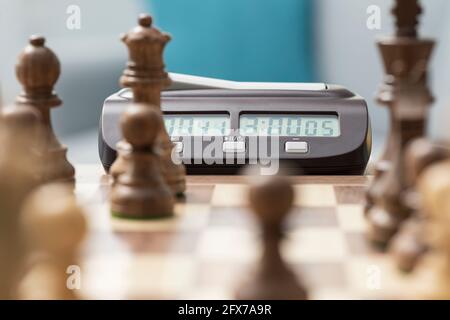 Schachbrett mit Stücken angeordnet und Schachuhr: Strategie-Spiel-Turnier Stockfoto