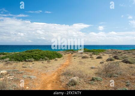 Fußweg zum Meer durch Dünenlandschaft auf dem Insel Sizilien in Italien Stockfoto