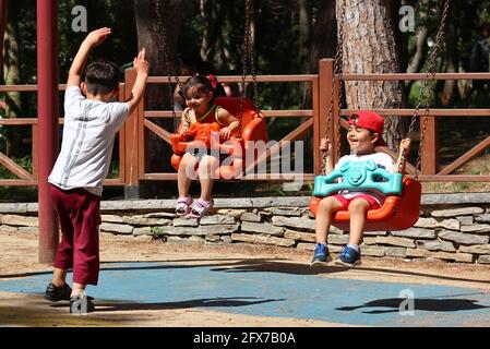 Istanbul, Türkei. Mai 2021. Kinder spielen in einem Park in Istanbul, Türkei, 25. Mai 2021. Quelle: Xu Suhui/Xinhua/Alamy Live News Stockfoto