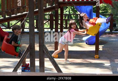 Istanbul, Türkei. Mai 2021. Kinder spielen in einem Park in Istanbul, Türkei, 25. Mai 2021. Quelle: Xu Suhui/Xinhua/Alamy Live News Stockfoto