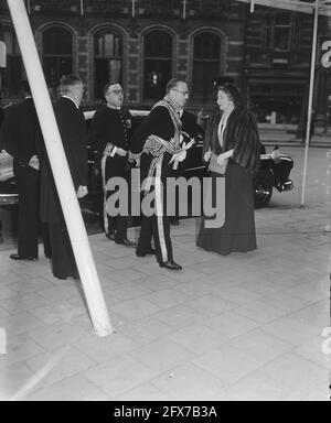 Einweihung der Königin Juliana. Ankunft der Mitglieder des Corps Diplomatique in der Nieuwe Kerk, Eingang NZ Voorburgwal. Hier der belgische Gesandte L.C. de Nemry und seine Frau, 6. September 1948, Diplomaten, Einweihungen, königliche Familie, Niederlande, Presseagentur des 20. Jahrhunderts, Foto, Nachrichten zum erinnern, Dokumentarfilm, historische Fotografie 1945-1990, visuelle Geschichten, Menschliche Geschichte des zwanzigsten Jahrhunderts, Momente in der Zeit festzuhalten Stockfoto