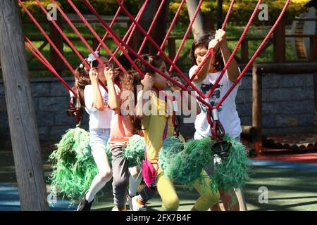 Istanbul, Türkei. Mai 2021. Kinder spielen in einem Park in Istanbul, Türkei, 25. Mai 2021. Quelle: Xu Suhui/Xinhua/Alamy Live News Stockfoto