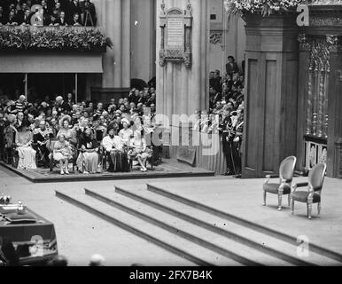 Einweihung der Königin Juliana. Zeremonie in der Nieuwe Kerk in Amsterdam (volgnr.1-17). Wie eine Insel des Friedens gibt es immer noch die leere Thronplattform, die auf die Ankunft der königlichen Prozession wartet. Im Hintergrund Prinzessin Wilhelmina mit Prinzessin Armgard (Mutter von Prinz Bernhard) und den Prinzessinnen Beatrix und Irene. Hinter ihnen die ausländischen königlichen Gäste und Mitglieder anderer Sondermissionen., 6. September 1948, Einweihungen, Königshaus, Niederlande, Presseagentur des 20. Jahrhunderts, Foto, Nachrichten zum erinnern, Dokumentarfilm, historische Fotografie 1945-1990, visuelle Geschichten, Mensch Stockfoto