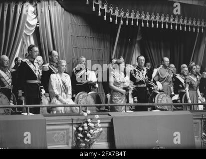 Einweihung der Königin Juliana. Offizieller Abschluss der Woche der Feierlichkeiten. Galakonzert im Concertgebouw in Amsterdam mit dem Concertgebouw Orchestra unter der Leitung von Eduard van Beinum in Anwesenheit zahlreicher hoher Autoritäten. In der Ehrenloge das Königspaar, mit dem linksextremen Kronprinzen Gustaf Adolf von Schweden und Königin Elisabeth von Belgien, 7. September 1948, Konzerte, Einweihungen, königliche Familie, Musik, Niederlande, Foto der Presseagentur des 20. Jahrhunderts, Nachrichten zum erinnern, Dokumentarfilm, historische Fotografie 1945-1990, visuelle Geschichten, Menschliche Geschichte des zwanzigsten Jahrhunderts Stockfoto