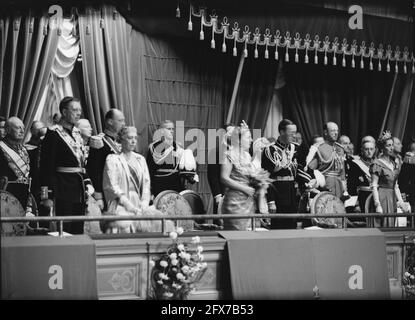 Einweihung der Königin Juliana. Offizieller Abschluss der Woche der Feierlichkeiten. Galakonzert im Concertgebouw in Amsterdam mit dem Concertgebouw Orchestra unter der Leitung von Eduard van Beinum in Anwesenheit ausländischer königlicher Gäste und zahlreicher anderer hoher Autoritäten. In der Ehrenloge das königliche Paar, mit ganz links Kronprinz Gustaf Adolf von Schweden und Königin Elisabeth von Belgien., 7. September 1948, Konzerte, Einweihungen, königliche Familie, Musik, Niederlande, Foto der Presseagentur des 20. Jahrhunderts, zu erinnerende Nachrichten, Dokumentation, historische Fotografie 1945-1990, visuelle Geschichten Stockfoto