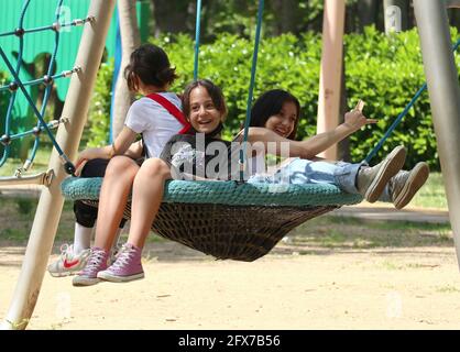 Istanbul, Türkei. Mai 2021. Kinder spielen in einem Park in Istanbul, Türkei, 25. Mai 2021. Quelle: Xu Suhui/Xinhua/Alamy Live News Stockfoto