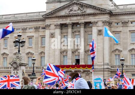 Menschenmassen vor dem Buckingham Palace bei der Queens Diamond Jubilee-Feier in London, Großbritannien, mit der Königin und der Familie auf dem Balkon in der Ferne Stockfoto