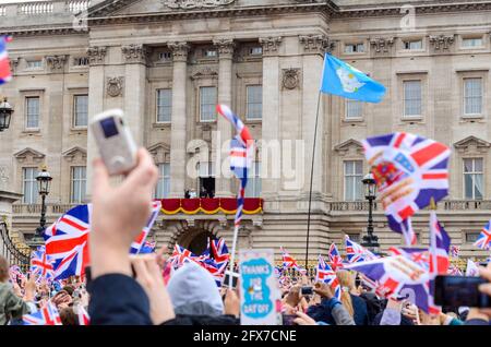 Menschenmassen vor dem Buckingham Palace bei der Queens Diamond Jubilee-Feier in London, Großbritannien, mit der Königin und der Familie auf dem Balkon in der Ferne Stockfoto