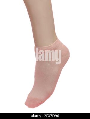 Frauenbein in rosa Socke auf weißem Hintergrund. Rosa Socke auf dem Bein einer jungen Frau. Stockfoto