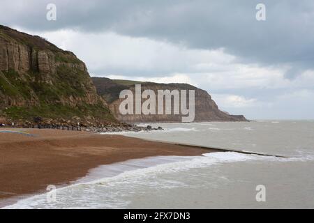 Hastings Klippen und Küste mit dramatischem Himmel Stockfoto