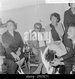 Jan Janssen (Weltmeister) in Residenz Ossendrecht, Jan Janssen zeigt sein Regenbogentrikot, links seine Mutter, 7. September 1964, Mütter, Weltmeister, Radler, Niederlande, Foto der Presseagentur des 20. Jahrhunderts, zu erinnerende Nachrichten, Dokumentarfilm, historische Fotografie 1945-1990, visuelle Geschichten, Menschliche Geschichte des zwanzigsten Jahrhunderts, Momente in der Zeit festzuhalten Stockfoto