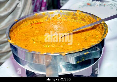 Ein traditionelles indisches Hochzeitsbuffet. Auswahl an traditioneller Küche bei einer asiatischen Hochzeit. Stockfoto