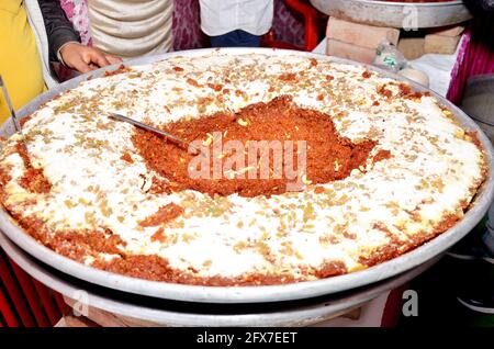 Ein traditionelles indisches Hochzeitsbuffet. Auswahl an traditioneller Küche bei einer asiatischen Hochzeit. Stockfoto