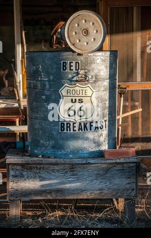 Bed & Breakfast Schild auf einem Metallfass entlang der historischen Route 66 in der Nähe von Seligman, Arizona, USA Stockfoto