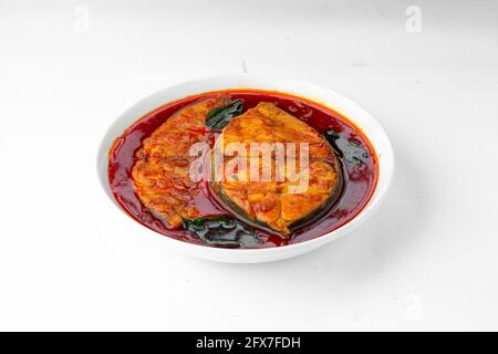 Fisch-Kera-Fisch, traditionelles indisches Fisch-kerala-Spezial, in einer weißen Schüssel mit einem weißen Hintergrund garniert Stockfoto