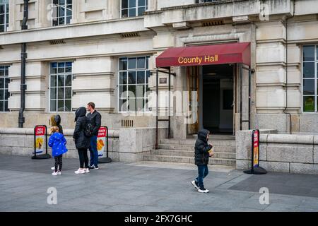 London. GROSSBRITANNIEN: 05.23.2021. Besucher und Touristen vor dem Eingang zum Riverside Building, das früher als County Hall genutzt wurde. Stockfoto