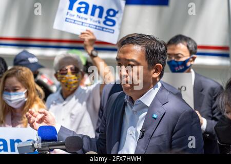 NEW YORK, NY – 25. MAI: Bürgermeisterkandidat Andrew Yang spricht auf einer Pressekonferenz in Queens am 25. Mai 2021 in New York City. Bürgermeisteranwärter Andrew Yang schloss sich den Abgeordneten von Queens an, und Kandidaten des Stadtrats von New York hielten vor der U-Bahnstation 21st Street-Queensbridge F eine Pressekonferenz ab, um einen kürzlichen Angriff dort zu verurteilen, bei dem ein asiatisch-amerikanischer Mann auf die U-Bahn-Schienen gedrückt wurde. Evelyn Yang, seine Frau, prangerte einen kürzlich veröffentlichten satirischen politischen Cartoon ihres Andrew Yang an, der von der New York Daily News veröffentlicht wurde und ihn als Touristen darstellt, der aus der U-Bahn-Station am Times Square kommt Stockfoto