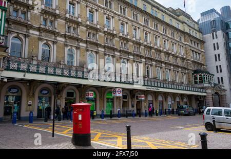 London. GROSSBRITANNIEN: 05.23.2021. Blick auf die Straße auf den Bahnhof Charing Cross und die U-Bahn-Station Londdon. Stockfoto