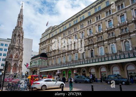 London. GROSSBRITANNIEN: 05.23.2021. Blick auf die Straße auf den Bahnhof Charing Cross und die U-Bahn-Station London. Stockfoto