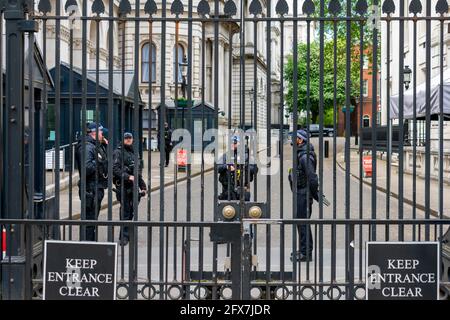 London. GROSSBRITANNIEN: 05.23.2021. Bewaffnete Polizisten bewachen den eingezäunten Eingang der Downing Street. Stockfoto