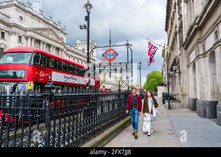 London. GROSSBRITANNIEN: 05.23.2021. Blick auf die Parliament Street, in der sich viele Regierungsbüros befinden, die einen Doppeldeckerbus und den Eingang zur Westminster Unde zeigen Stockfoto