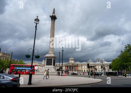 London. GROSSBRITANNIEN: 05.23.2021. Trafalgar Square mit Nelson's Column an einem bewölkten Tag. Stockfoto