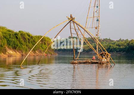 Traditionelles Fanggerät aus Holz, Bambus und Netzen, das in Sümpfen oder Flüssen installiert und im ländlichen Thailand ausgiebig eingesetzt wird Stockfoto