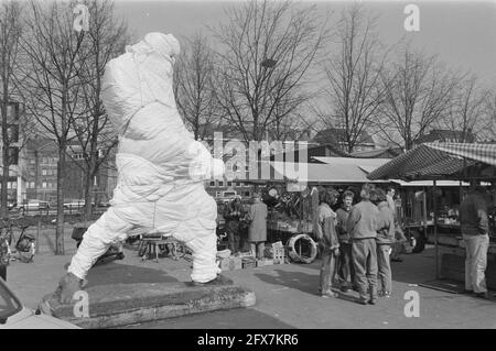 (nein 12) Statue The Woodworker von Slavomir Miletic auf dem Waterlooplein, eingehüllt in Protest, 1. April 1987, Statuen, Skulpturen, Proteste, Niederlande, Foto der Presseagentur des 20. Jahrhunderts, Nachrichten zur Erinnerung, Dokumentarfilm, historische Fotografie 1945-1990, visuelle Geschichten, Menschliche Geschichte des zwanzigsten Jahrhunderts, Momente in der Zeit festzuhalten Stockfoto