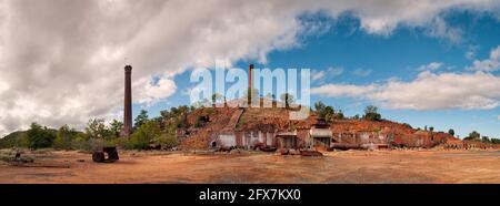 Panoramablick auf die stillgegangensten, historischen alten Kupferminen und -Schmelzer in der Outback-Stadt Chillagoe im Norden von Queensland in Australien. Stockfoto