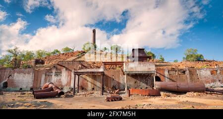 Panoramablick auf die stillgegangensten, historischen alten Kupferminen und -Schmelzer in der Outback-Stadt Chillagoe im Norden von Queensland in Australien. Stockfoto