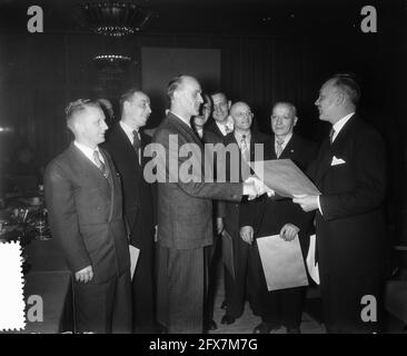 10 Jahre sicheres Fahren 54 Fahrer van Gend en Loos in Utrecht geehrt, 10. Januar 1956, CHAUFFEUR, Niederlande, 20. Jahrhundert Presseagentur Foto, Nachrichten zu erinnern, Dokumentarfilm, historische Fotografie 1945-1990, visuelle Geschichten, Menschliche Geschichte des zwanzigsten Jahrhunderts, Momente in der Zeit festzuhalten Stockfoto