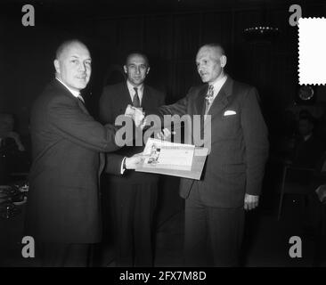 10 Jahre sicheres Fahren 54 Fahrer van Gend en Loos in Utrecht geehrt, 10. Januar 1956, CHAUFFEURE, Tribute, Niederlande, Presseagentur des 20. Jahrhunderts, Foto, Nachrichten zum erinnern, Dokumentarfilm, historische Fotografie 1945-1990, visuelle Geschichten, Menschliche Geschichte des zwanzigsten Jahrhunderts, Momente in der Zeit festzuhalten Stockfoto